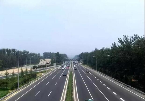 間斷性踩油門的操作，能讓我們?cè)谛旭倳r(shí)省油嗎？