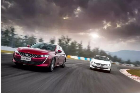 路面是黃虛線時(shí) 超車要注意什么！